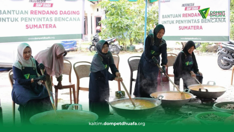 Aksi Kemanusiaan: Jamaah Masjid Al-Anshor Pekanbaru Masak 150kg Rendang untuk Korban Bencana Aceh Tamiang